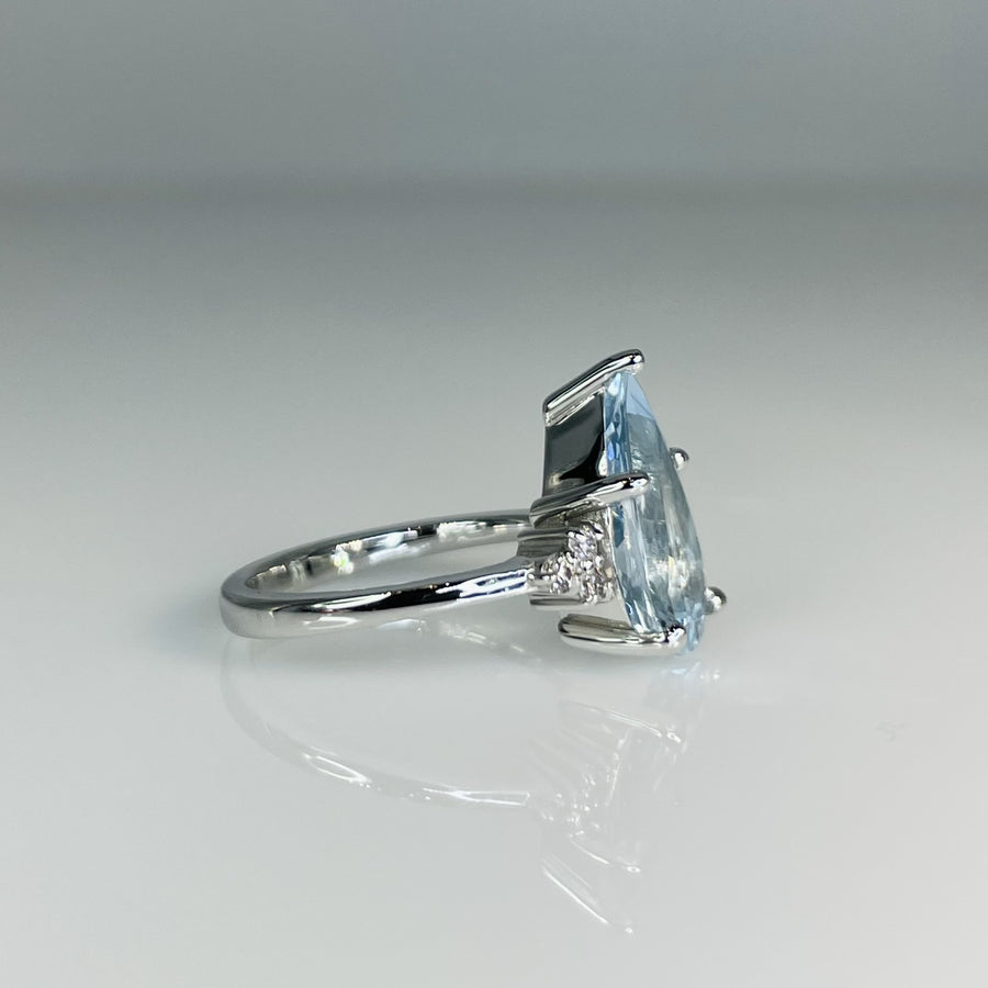 14K White Gold Aquamarine and White Diamond Ring 3.47ct/0.15ct