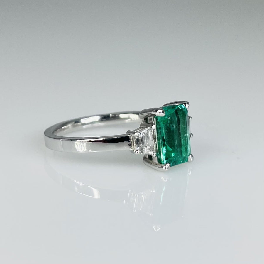 14K White Gold Emerald and Diamond Ring 1.31ct/0.21ct