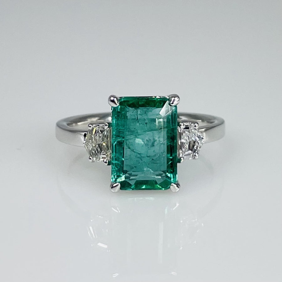 14K White Gold Emerald and Diamond Ring 2.15ct/0.29ct