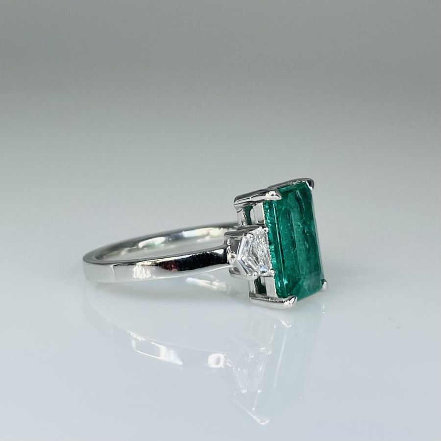 14K White Gold Emerald and Diamond Ring 2.15ct/0.29ct